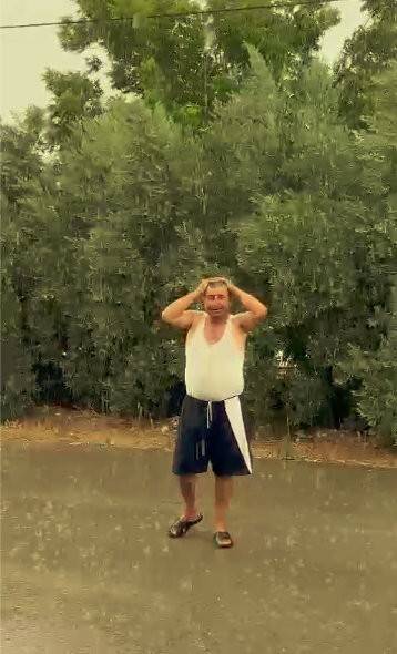 Antalya’da yaz ortasında yağmuru gören çiftçinin sevinci