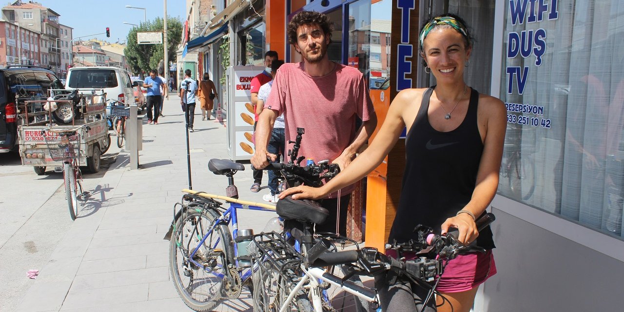 Bisikletiyle dünya turuna çıkan Arjantinli öğretmen çift, Karapınar'a geldi