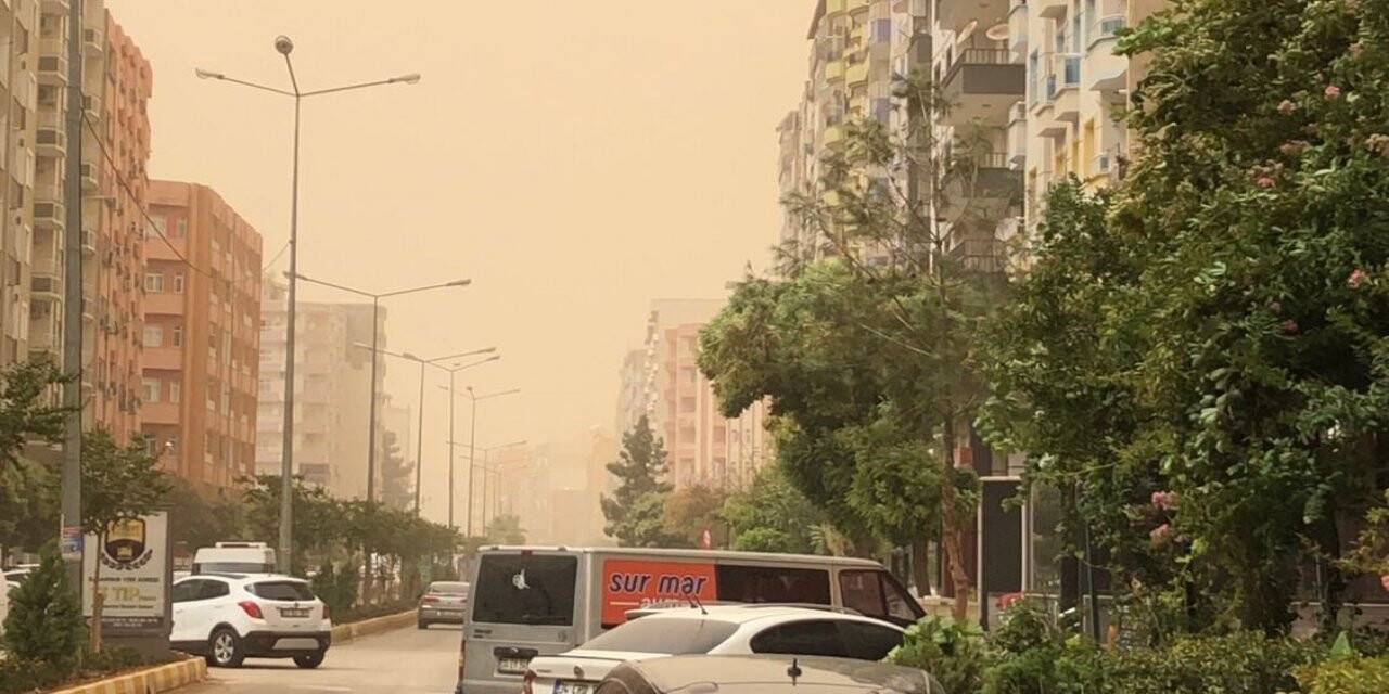 Toz bulutu rüzgarla birlikte hayatı olumsuz etkiledi