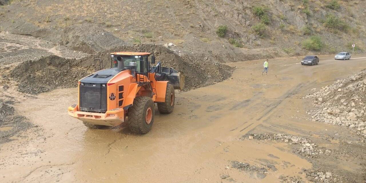 Selden dolayı kapanan Yüksekova-Van karayolu ulaşıma açıldı