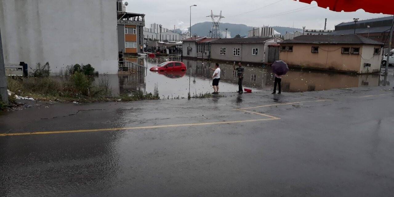 Ereğli’de sağanak nedeniyle pazaryeri sular altında kaldı