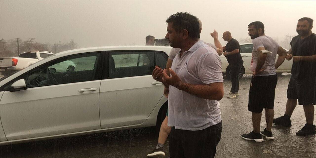 Orman yangının etkilediği Kalemler Mahallesi'nde vatandaşların sağanak mutluluğu