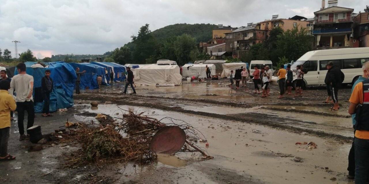 Mevsimlik tarım işçilerinin çadırları sular altında kaldı