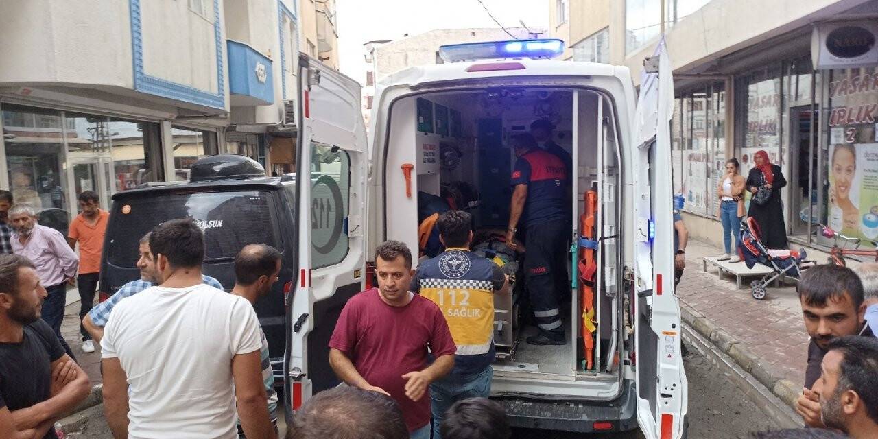 Balkonu temizlerken 5. kattan yan binanın üzerine düştü
