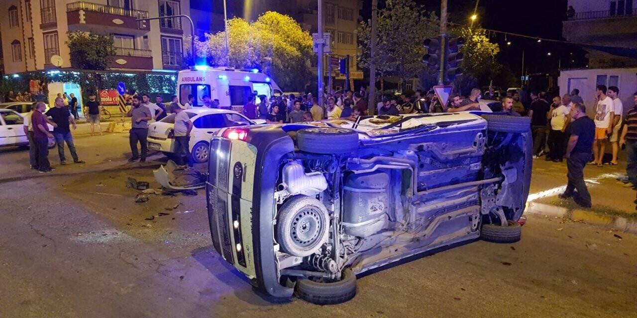 Hafif ticari araç ile otomobil çarpıştı: 2 yaralı