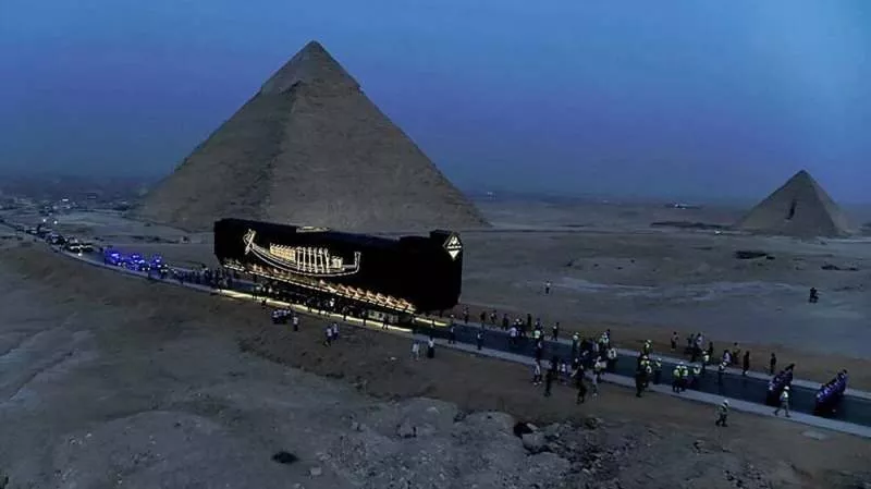 Tarihin en eskisi! Firavun Keops'un gemisi taşındı