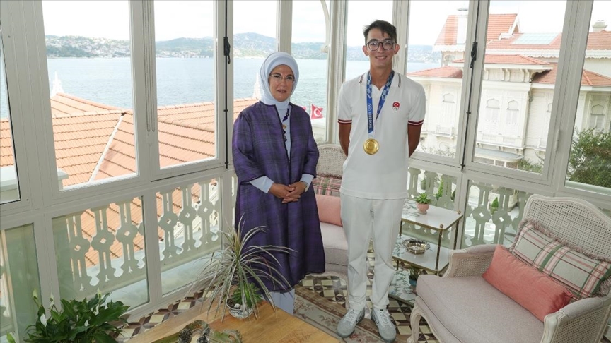Emine Erdoğan, olimpiyat şampiyonu milli okçu Mete Gazoz'u kabul etti