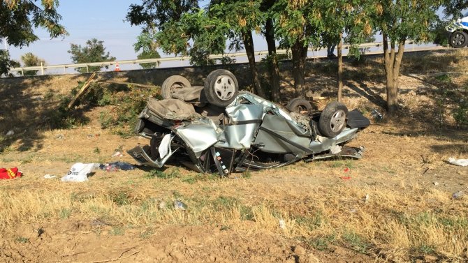 Konya'da önündeki otomobile çarpan araç taklalar attı: 2’si ağır 4 yaralı