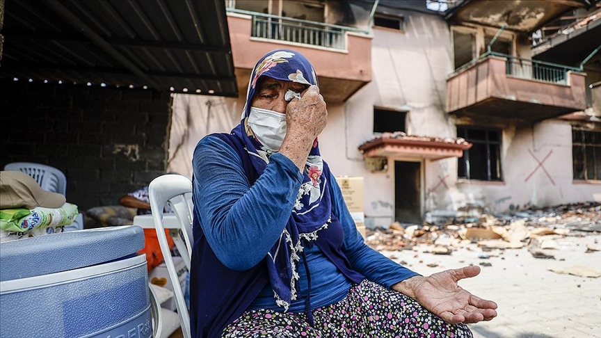 Manavgat'taki yangında evi zarar gören kadın yaşadıklarını gözyaşıyla anlattı