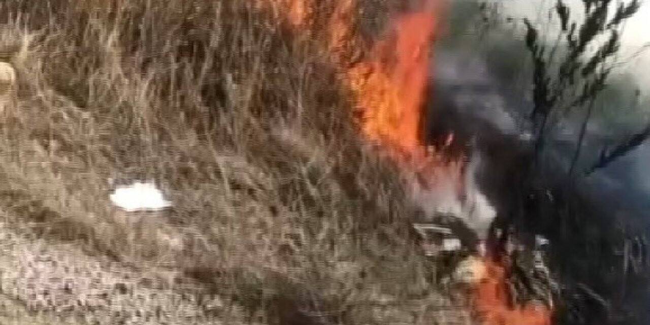 Yangını gören aracını durdurup müdahale etti