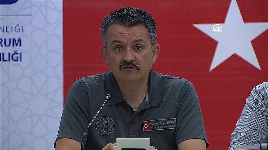 Bakanı Pakdemirli: Yerleşim yerlerini tehdit eden bir yangın yok