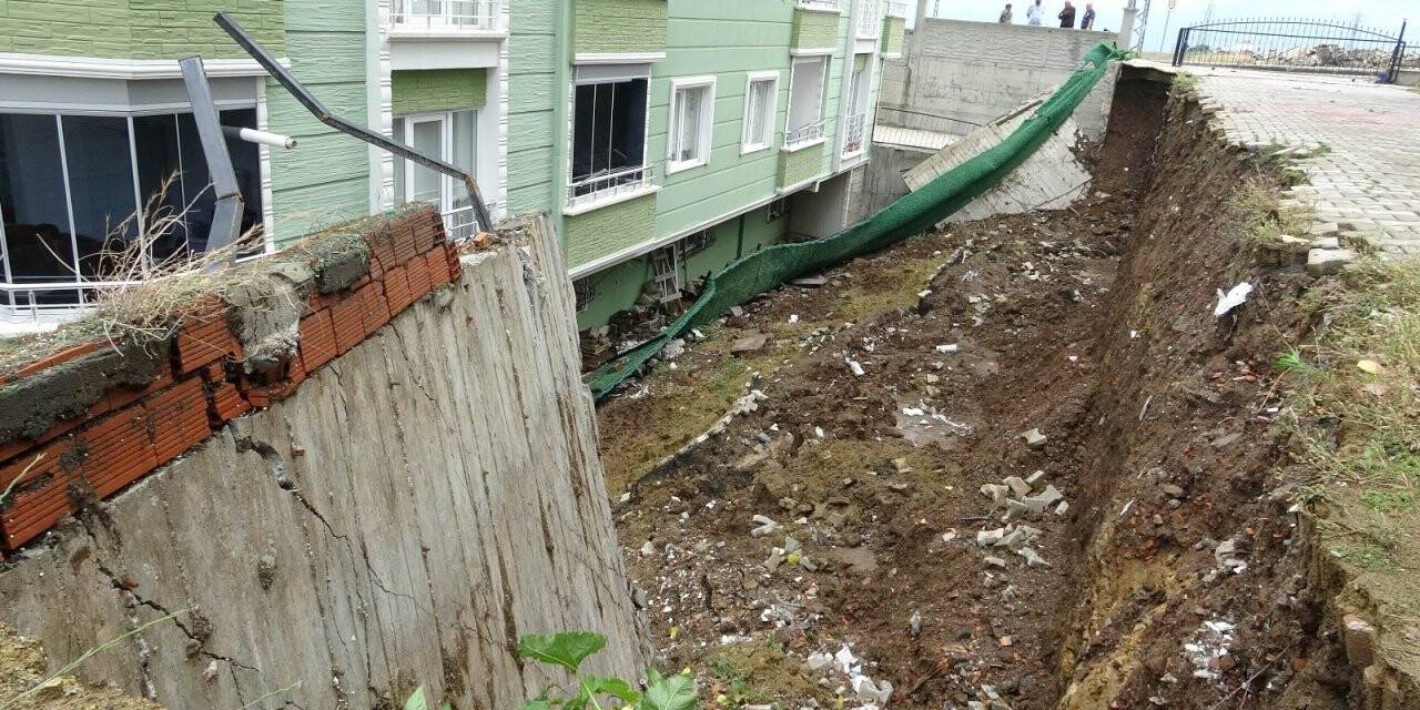 Sağanak yağış 5 katlı apartmanın istinat duvarını yıktı