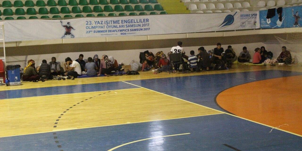 Sağanaktan etkilenen mevsimlik işçilere spor salonuna yerleştirildi