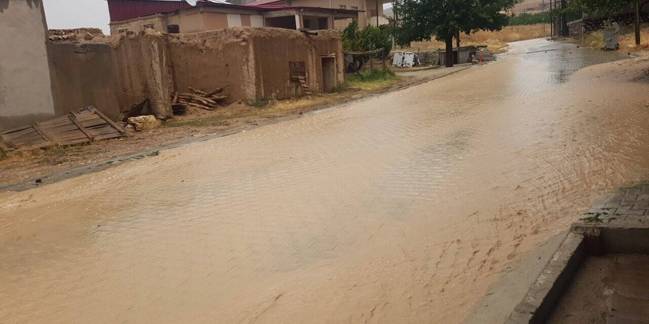 2 mahallede yağış sele dönüştü