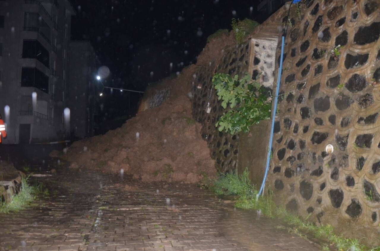 Ordu’da heyelan: 10’ar katlı 3 bina tahliye edildi