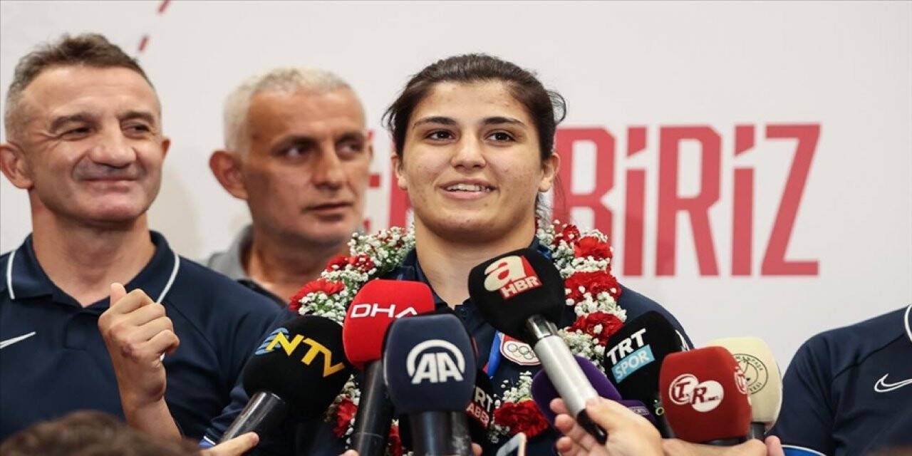 Olimpiyat Şampiyonu Busenaz Sürmeneli döndü! Türk kadının yapabileceklerini gösterdim