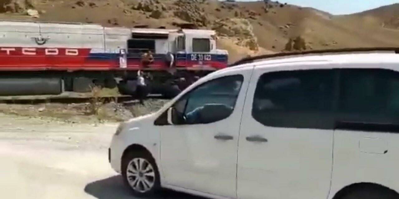 Düğün konvoyunun önünü trenle kestiler