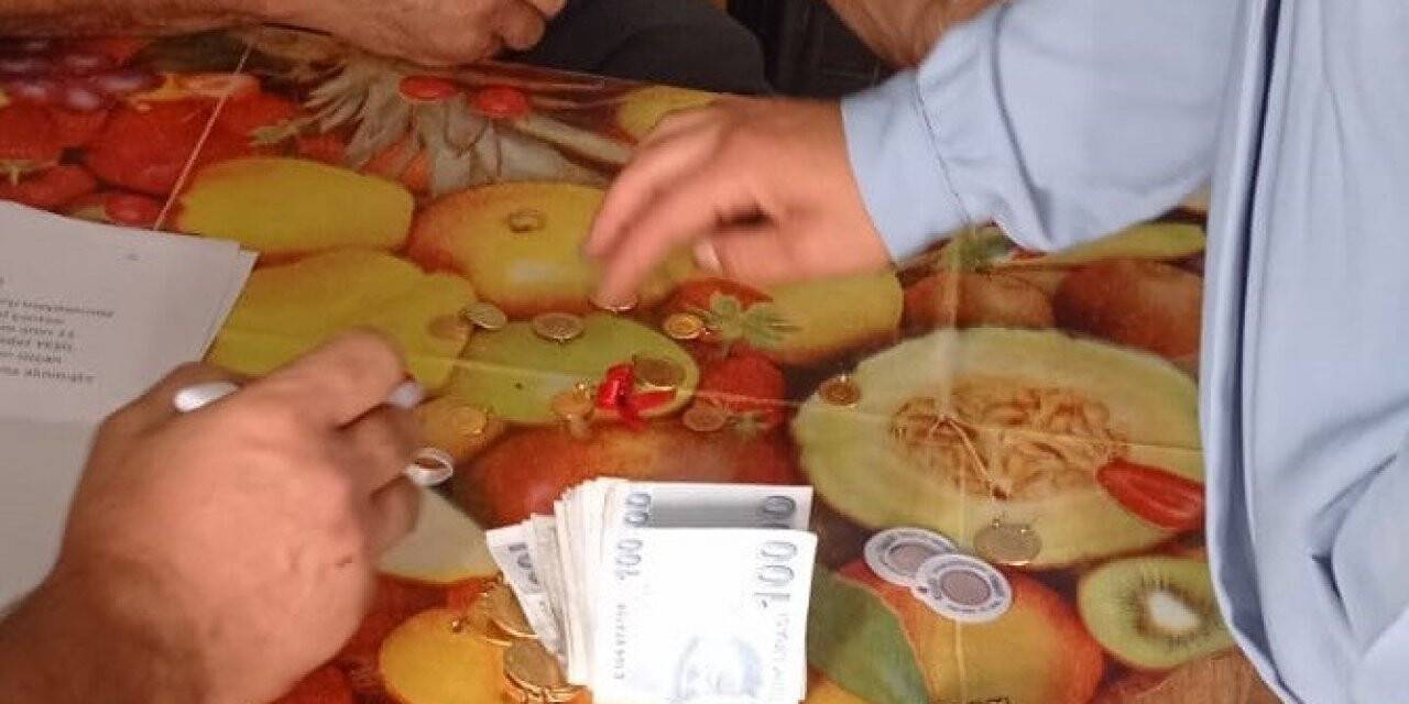 Konya'da bulduğu ve içerisinde altın ve para olan çantayı sahibine teslim etti