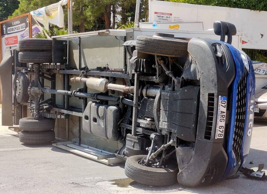 2 kamyon çarpıştı: 2 yaralı