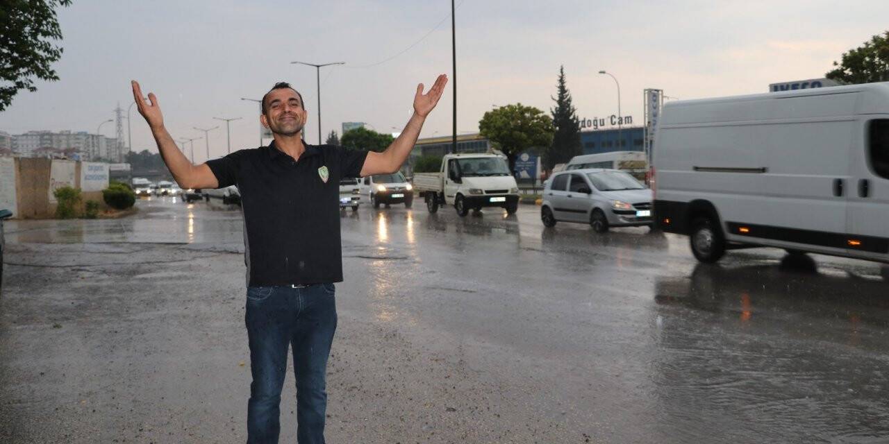 Yağan yağmura çocuklar gibi sevindi