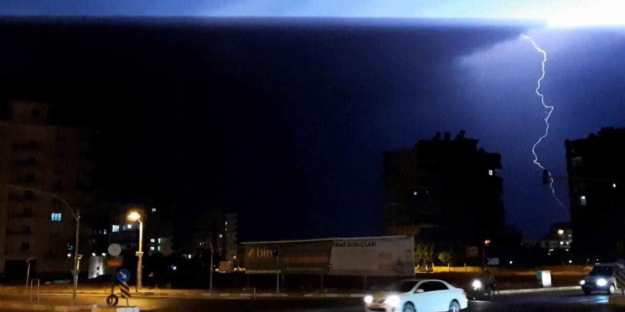 Yıldırım yangına neden oldu