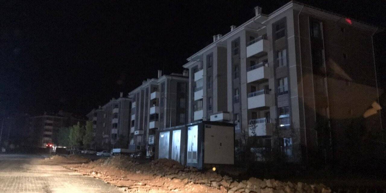 Yıldırım elektrik direğine isabet etti, il genelinde elektrikler kesildi