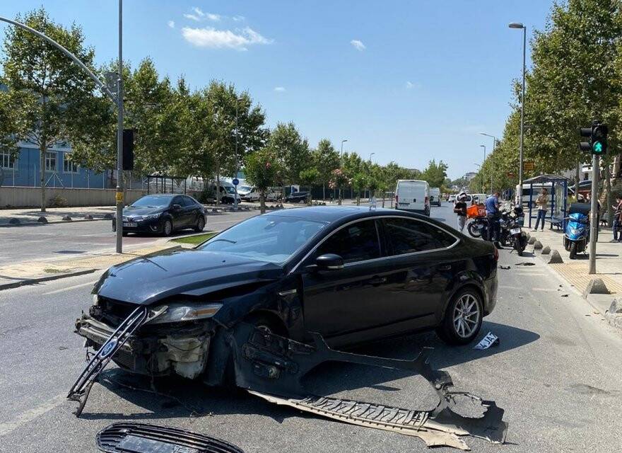 İki otomobil kafa kafaya çarpıştı