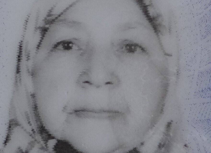 Yanan yaşlı kadını kardeşi kurtardı