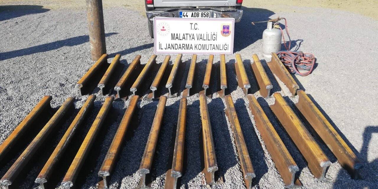Tren raylarını çalan 2 kişi tutuklandı