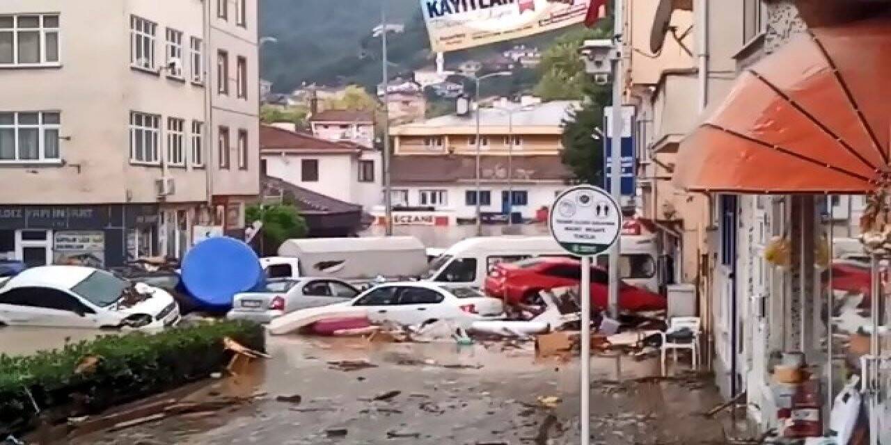 Sel sularına kapılan yüzlerce araç denize sürüklendi
