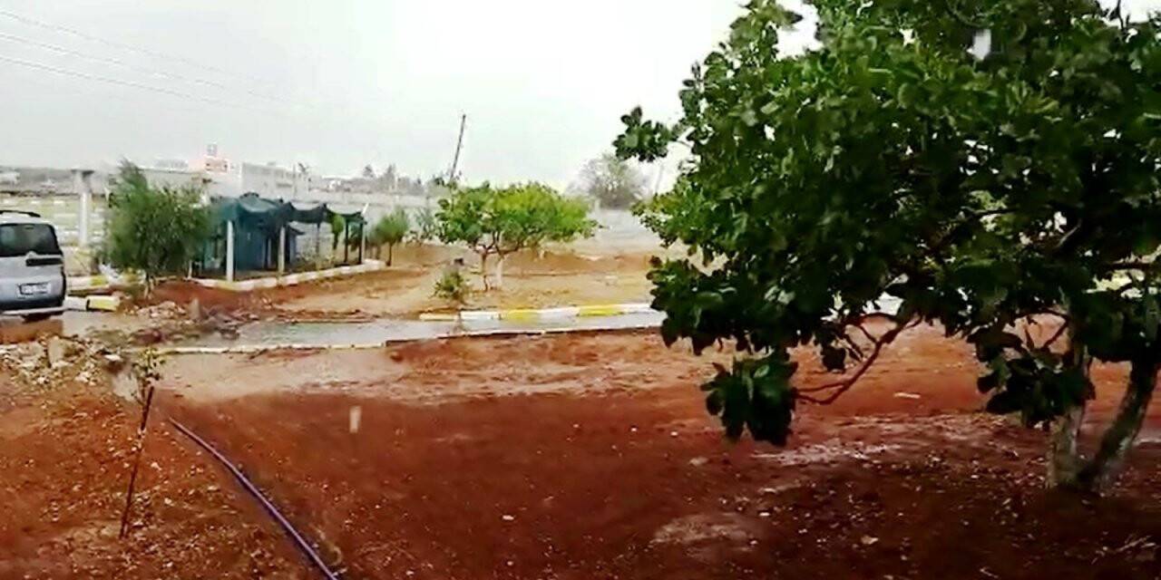Şanlıurfa’da sel araçları sürükledi