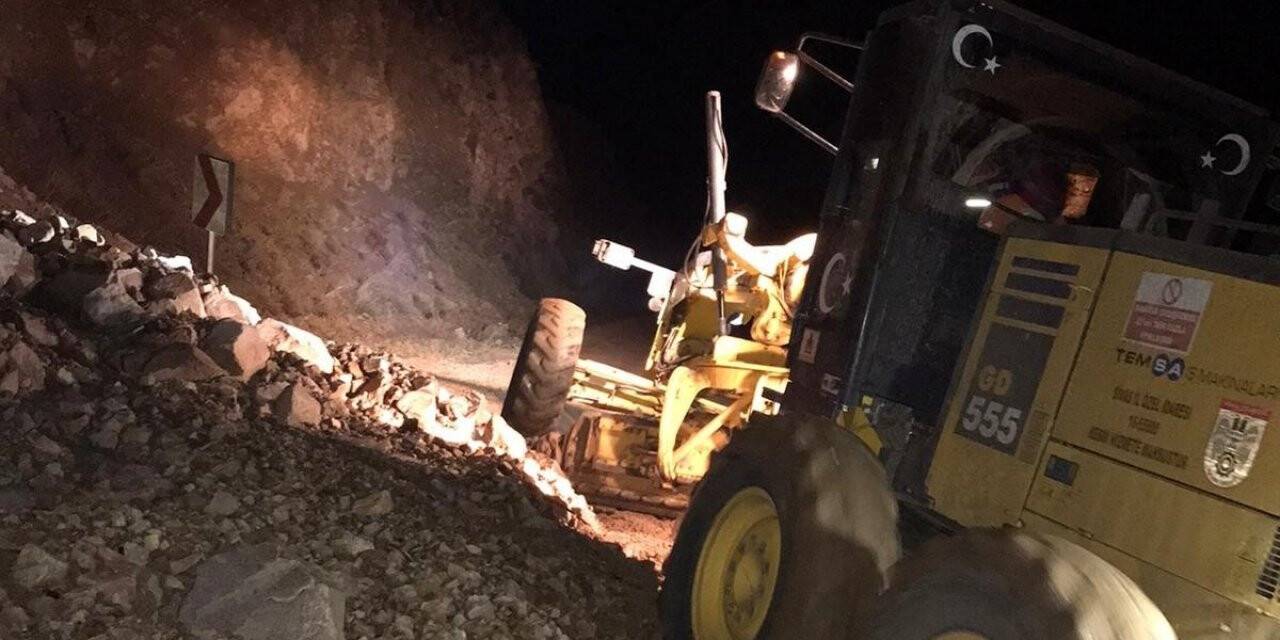 Sivas’ta heyelan yol kapattı