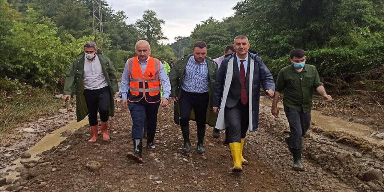 Bakan Karaismailoğlu selden etkilenen Ayancık ilçesinde incelemelerde bulundu