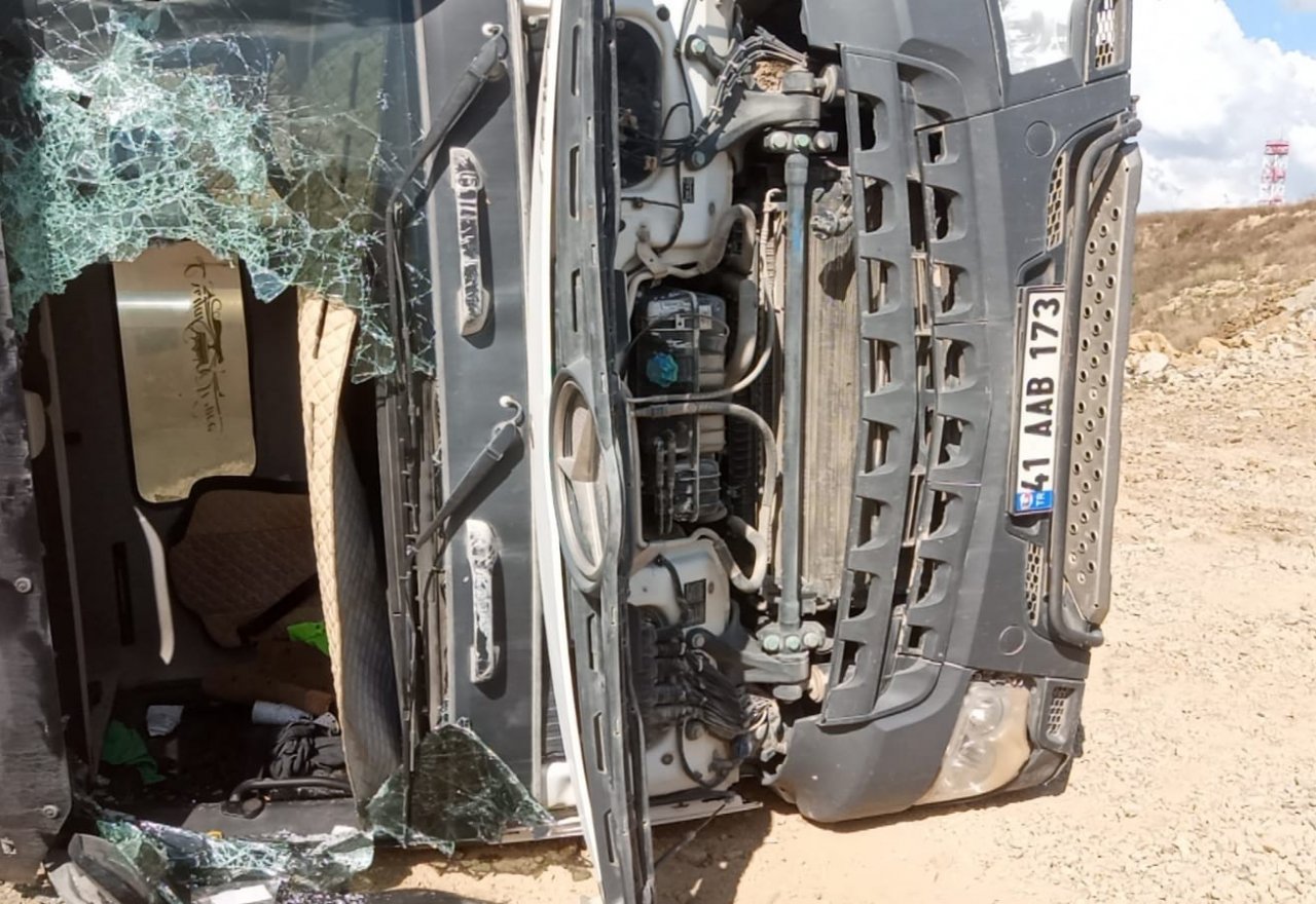 Tuzla’da devrilen hafriyat kamyonunun içinde sıkışan sürücü yaralandı