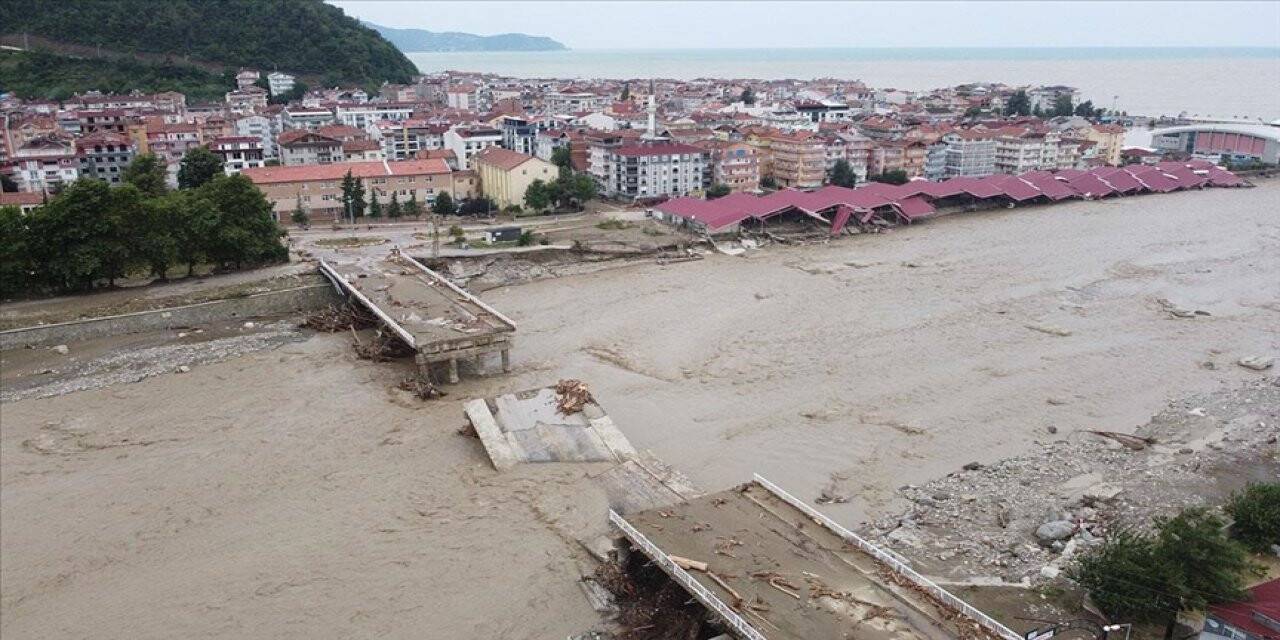 Ayancık ilçesinde selin yol açtığı tahribat drone ile görüntülendi