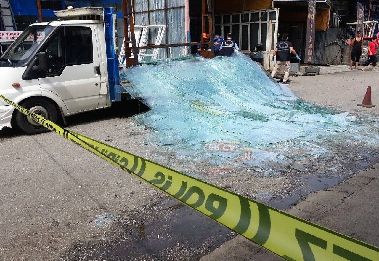 Üzerine cam blok devrilen camcı ölümden döndü