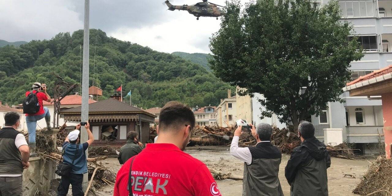 Arama Kurtarma ekipleri, yaşlı kadını selden botla kurtardı