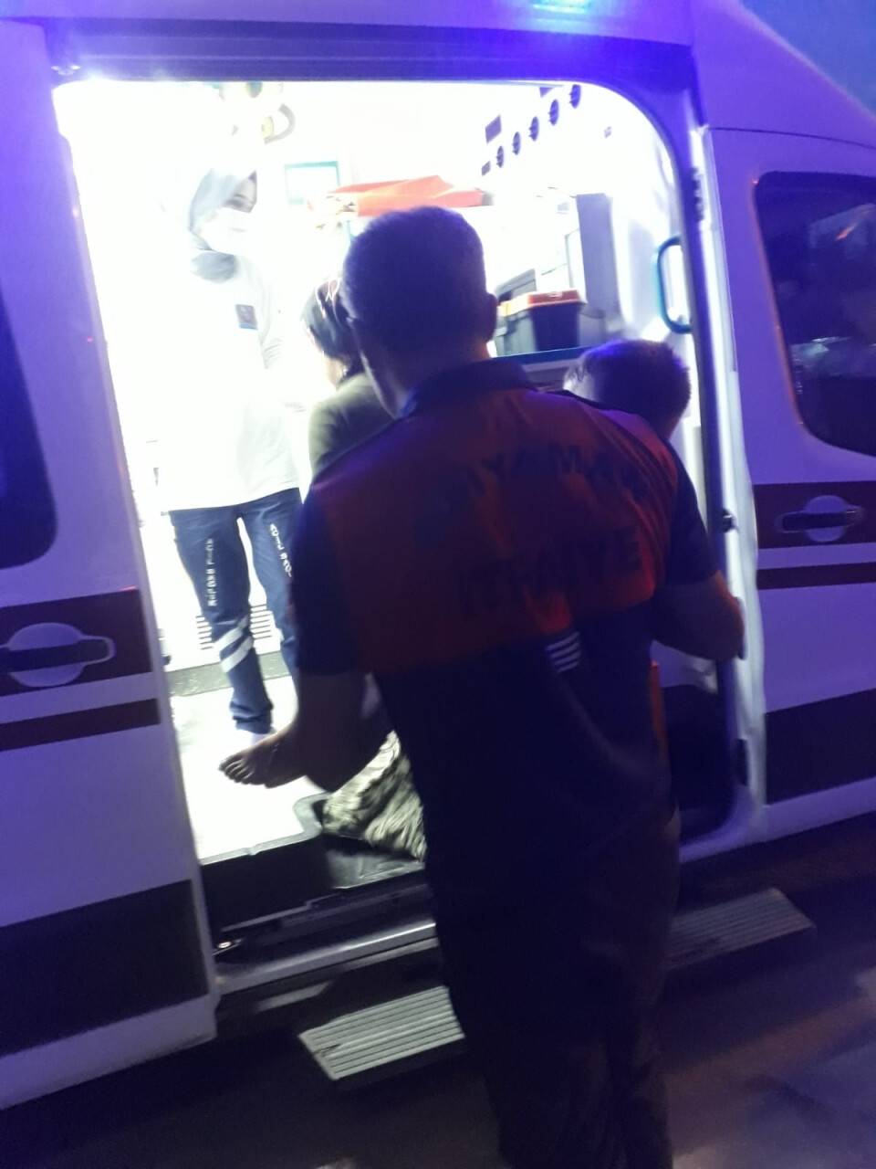 Ayağına demir çubuk batan çocuk hastaneye kaldırıldı