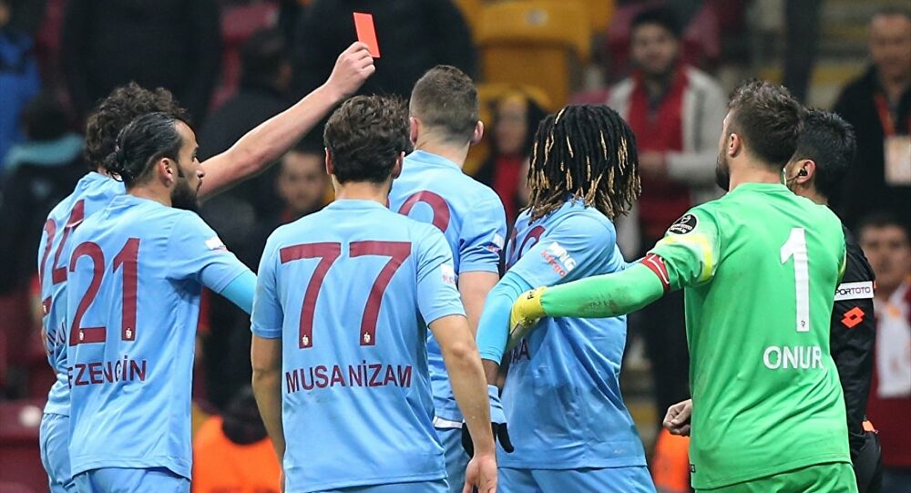 Hakemden gol! Futbolcudan hakeme kırmızı kart! Süper Lig tarihine geçen  ilginç notlar