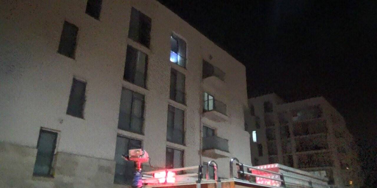 Evini ateşe verdi, kapıyı kilitleyip gitti
