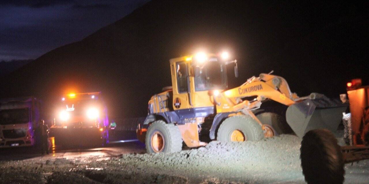 Heyelan nedeniyle kapanan Erzincan- Sivas kara yolu ulaşıma açıldı