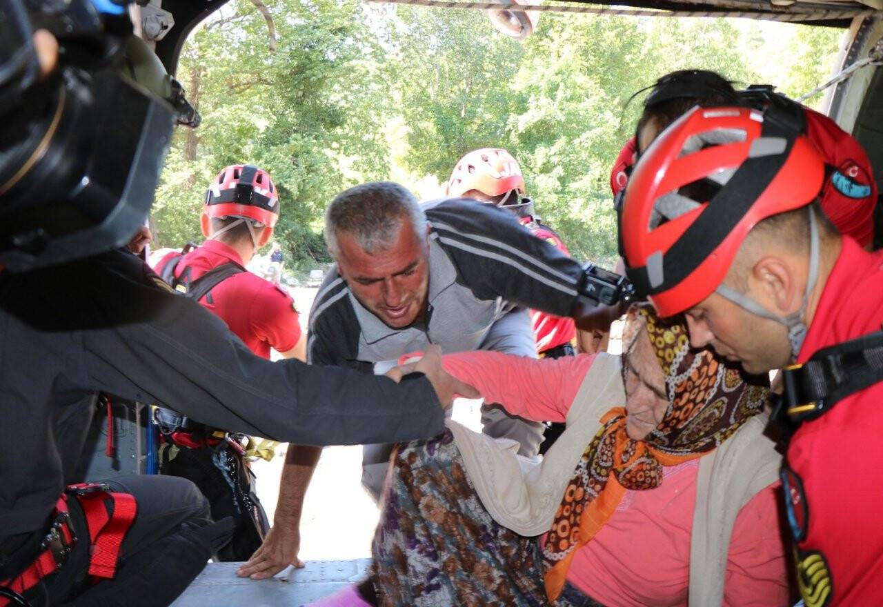 3 gündür yardım bekleyen aile helikopterle kurtarıldı