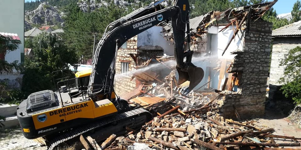 Derebucak'ta depremde ağır hasar gören binanın yıkımı gerçekleştirildi