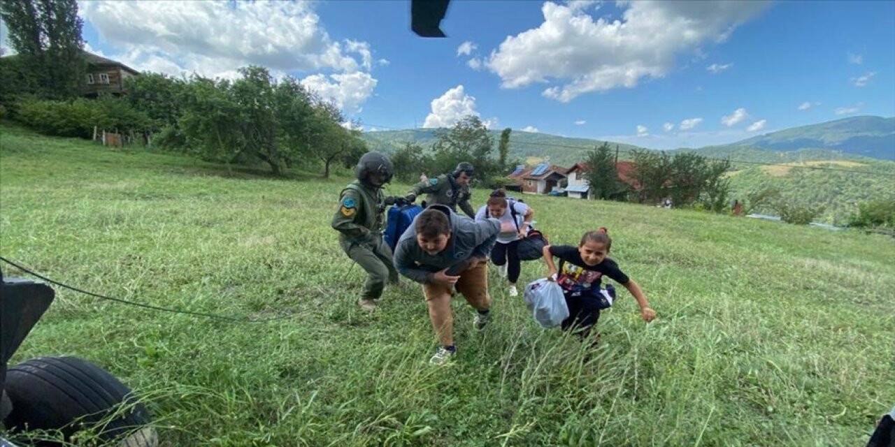 Ayancık'ta selde mahsur kalan aile TSK'ya ait helikopterle tahliye edildi