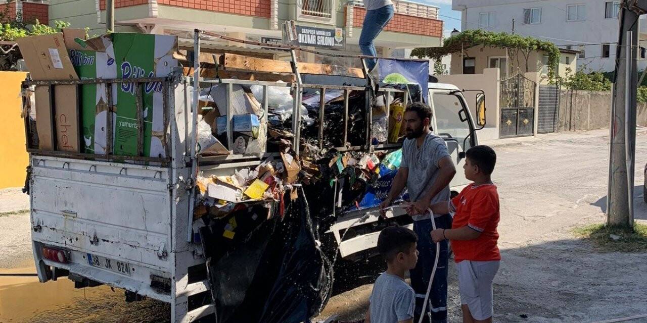 Yanan geri dönüşüm aracını vatandaşlar söndürdü