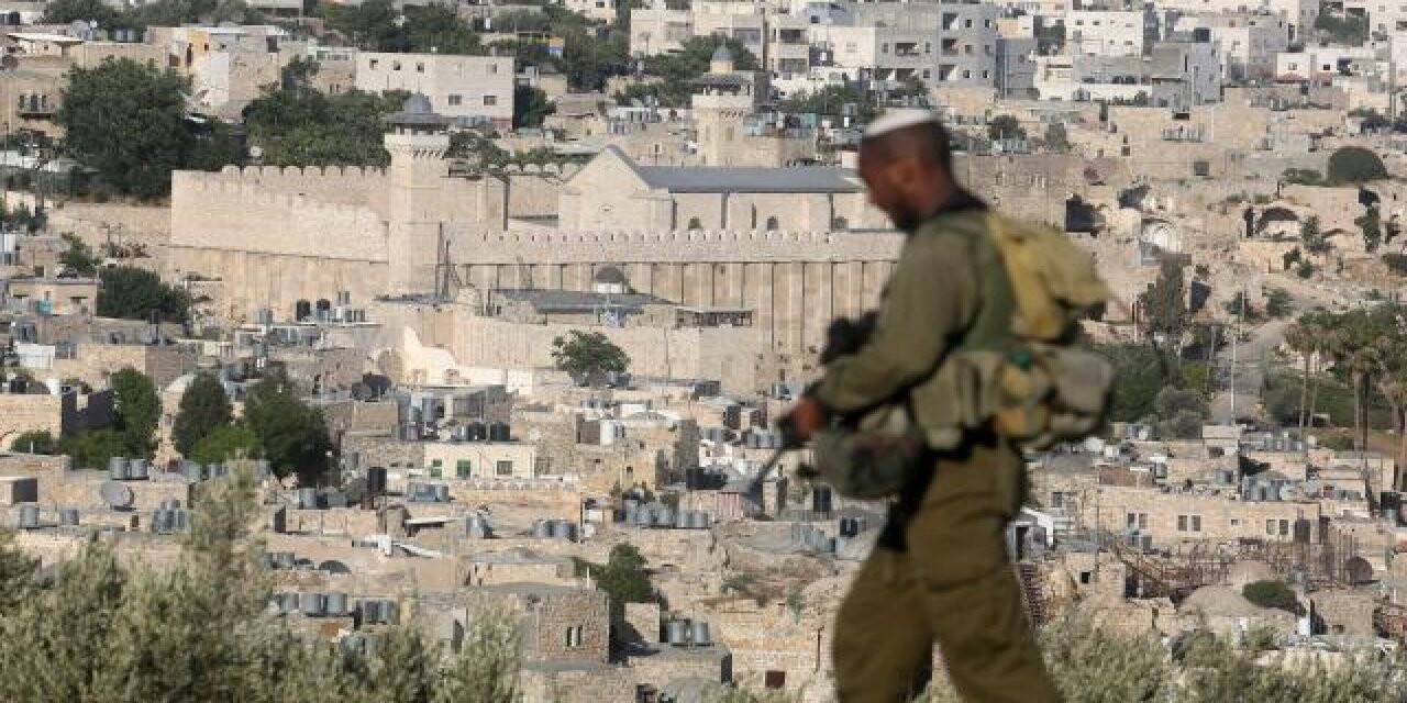 İsrail Harem-i İbrahim Camii'ndeki cemaate saldırdı