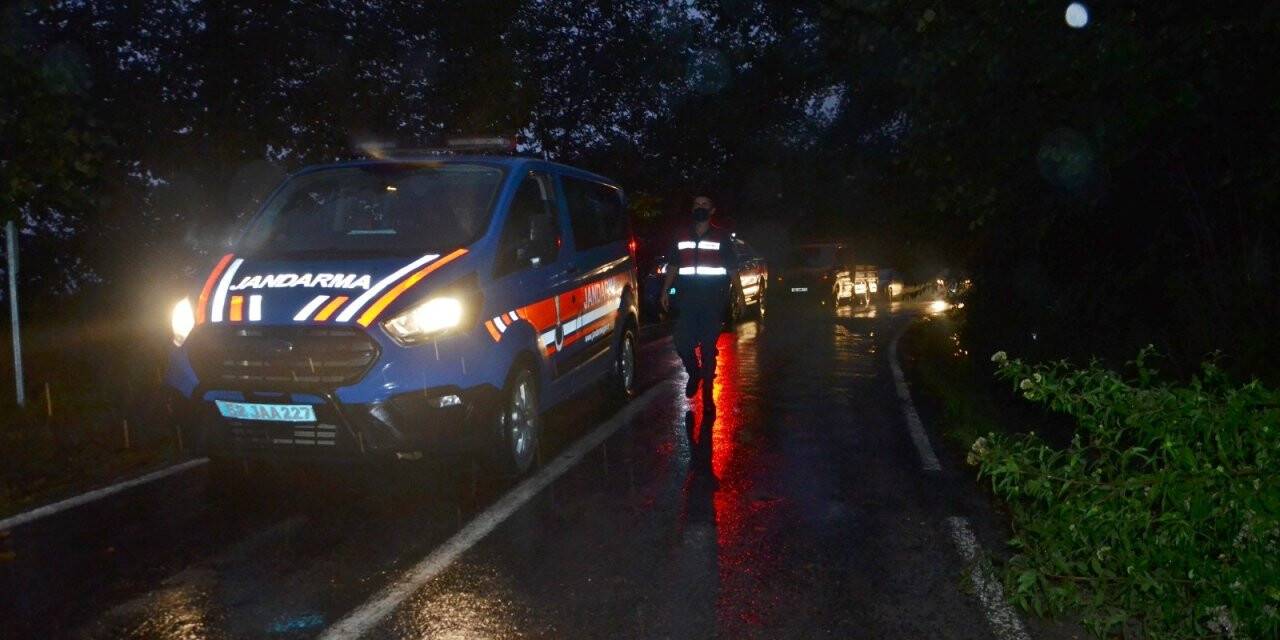 Ordu’da heyelan: Araçlar son anda kurtuldu