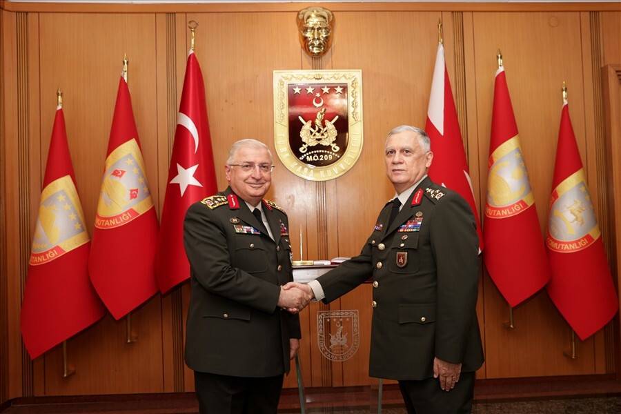 Kara Kuvvetleri Komutanlığında devir teslim töreni