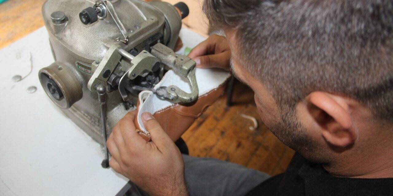 Konya'daki ayakkabıcı annesi için ürettiği ayakkabıyla dünya pazarına girdi