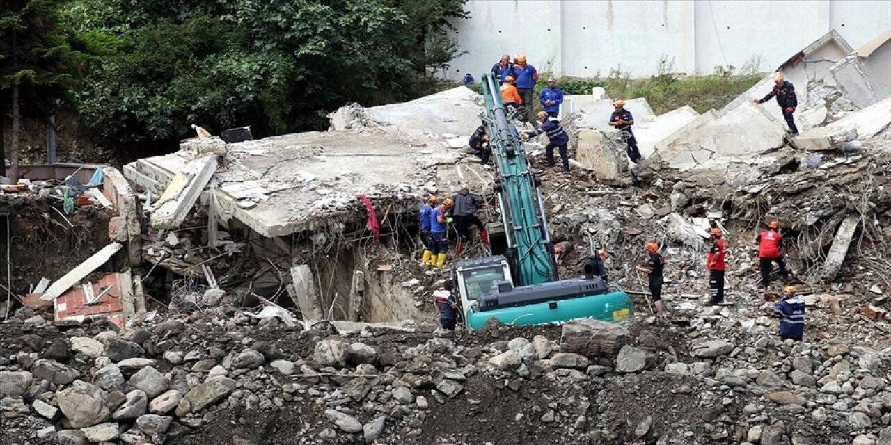 Bozkurt'ta selde yıkılan apartmanda arama kurtarma çalışmaları sürüyor